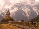 Day 13 : Machermo to Namche Bazaar.\r\nStupa and mani stones along the path between Kuchung and Namche Bazaar.